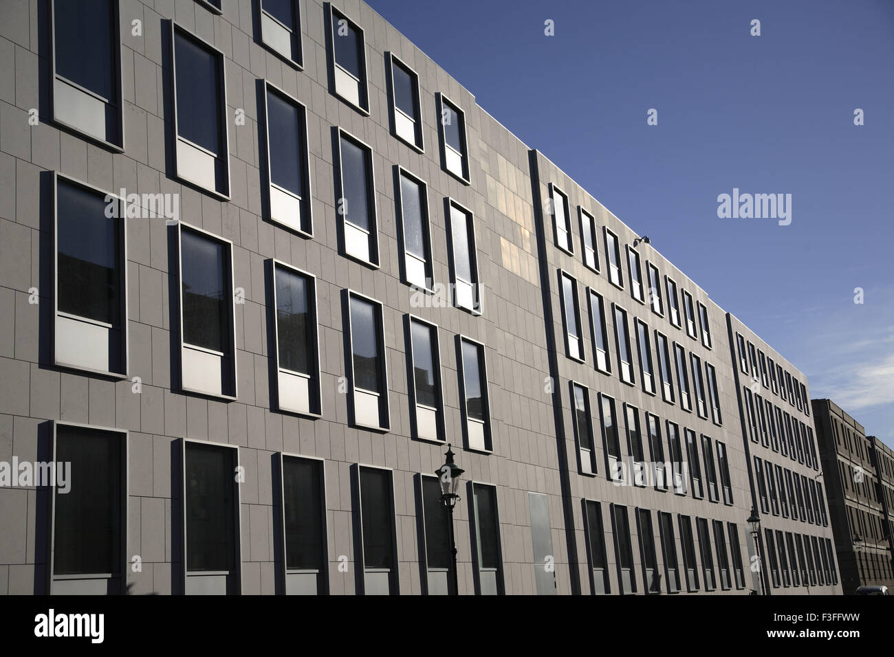 Diseño repetido de ventanas de vidrio diagonal rectangulares de edificios ; Perspectiva ; puntos de fuga ; Copenhague Foto de stock