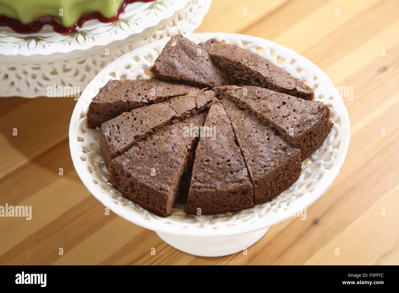 Postre : Tarta de chocolate redondo cortado en pedazos triangulares Foto de stock