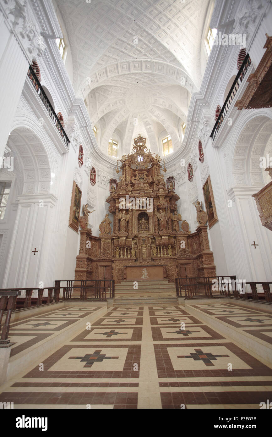El altar mayor de la Iglesia de San Cayetano modelada en la Iglesia de San Pedro en Roma; la Antigua Goa, India ; Foto de stock