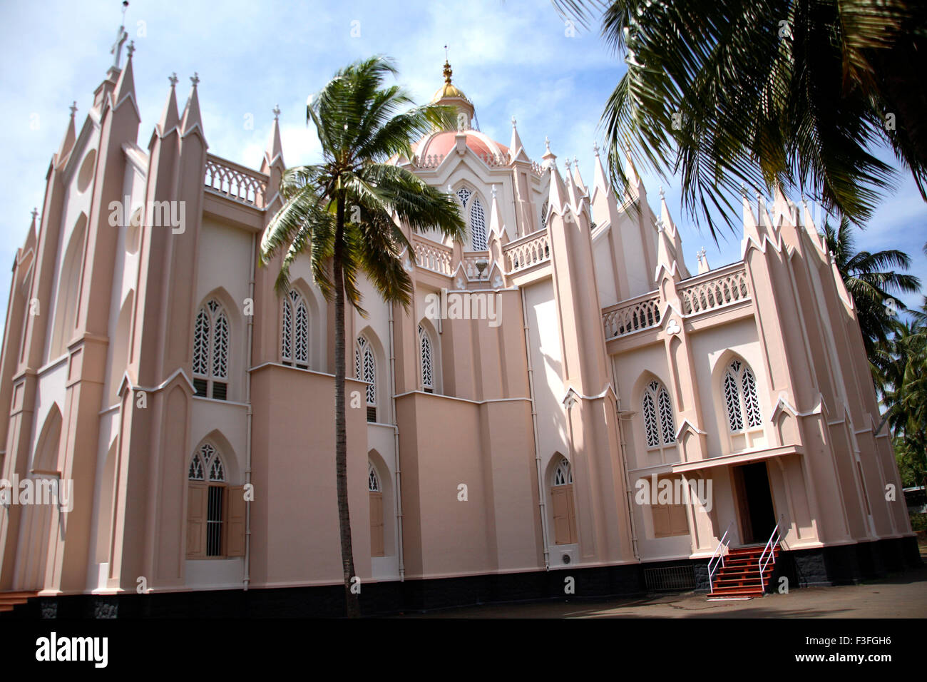 La catedral de Nuestra Señora de Lourdes tiene interesantes santuario subterráneo Thrissur ; ; ; Kerala India Foto de stock