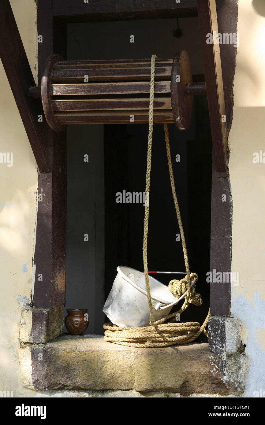 Rueda de Agua y cuerda con cuchara para recoger el agua de pozo de agua Kaldi ; ; ; Kerala India Foto de stock
