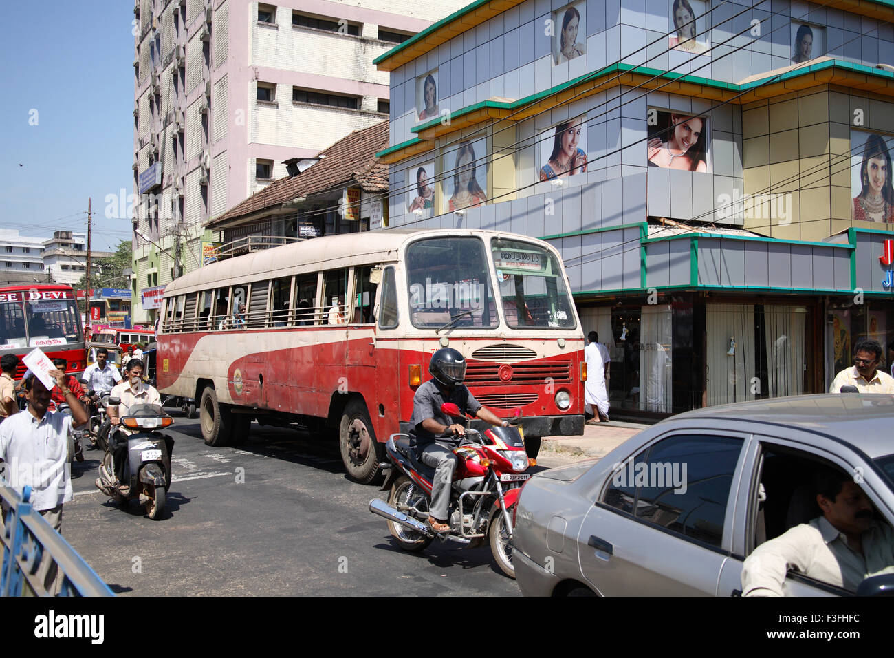 El tráfico pesado en carreteras de Kottayam, Kerala, India ; ; Foto de stock