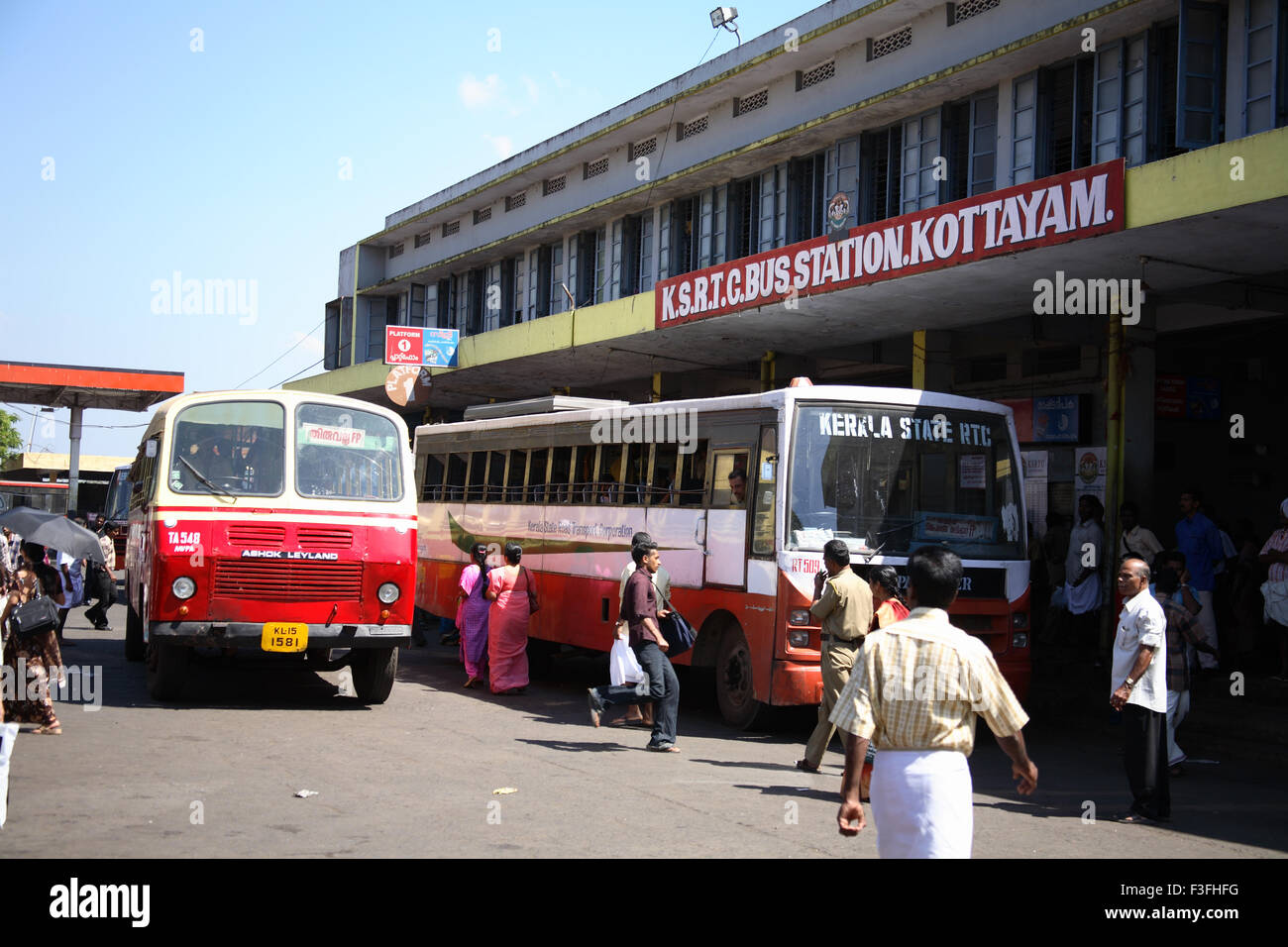 KSRTC o Kerala State Road Transport Corporation bus stand ; de Kottayam