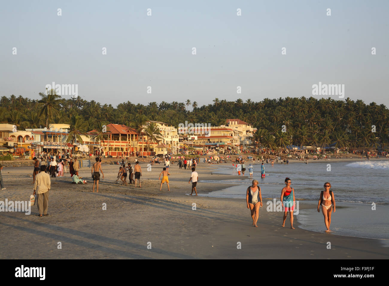 Los turistas de Kovalam Beach en la tarde ; ; ; Thiruvananthapuram Distrito Kerala India ningún modelo release disponible Foto de stock