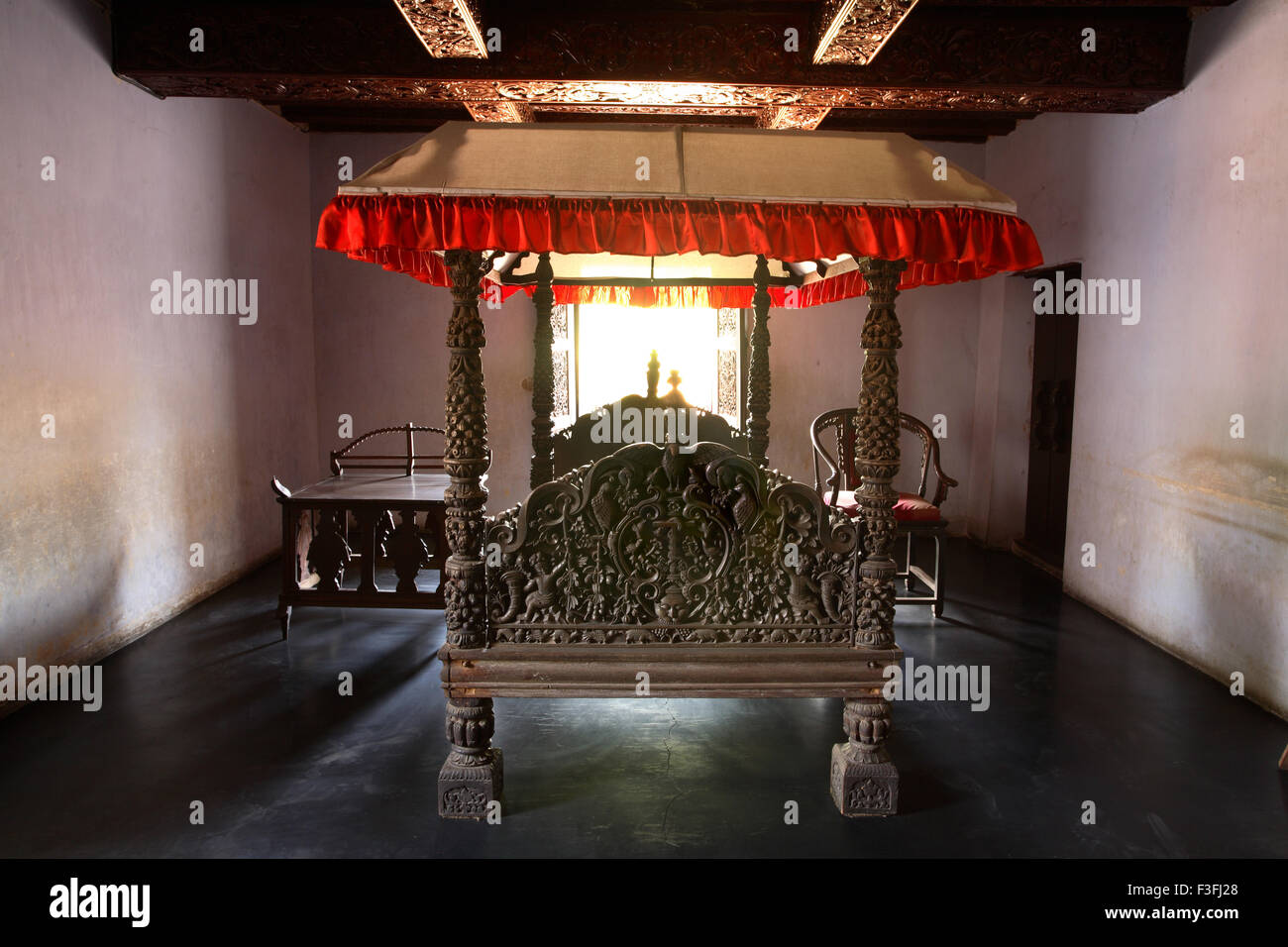 Dormitorio del rey ; cuna hecha con unos 64 maderas medicinales en madera Padmanabhapuram Palace ; ; de Tamil Nadu, India Foto de stock