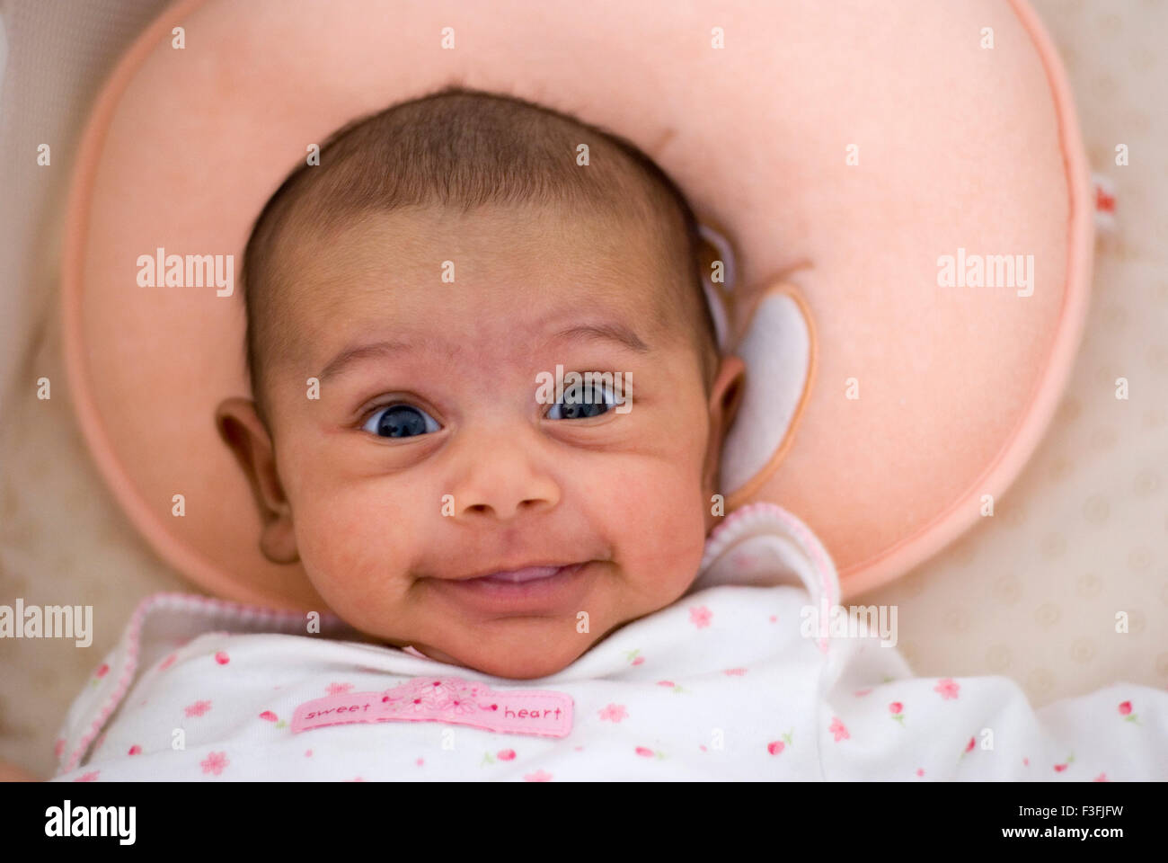 Baby Girl Namya ; dos meses ; cara ; expresiones ; emociones y estados de ánimo señor Foto de stock