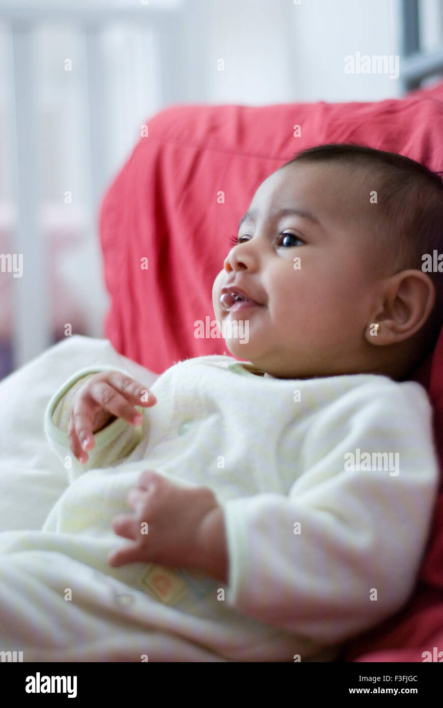 Baby Girl Namya ; dos meses ; cara ; expresiones ; emociones y estados de ánimo señor Foto de stock