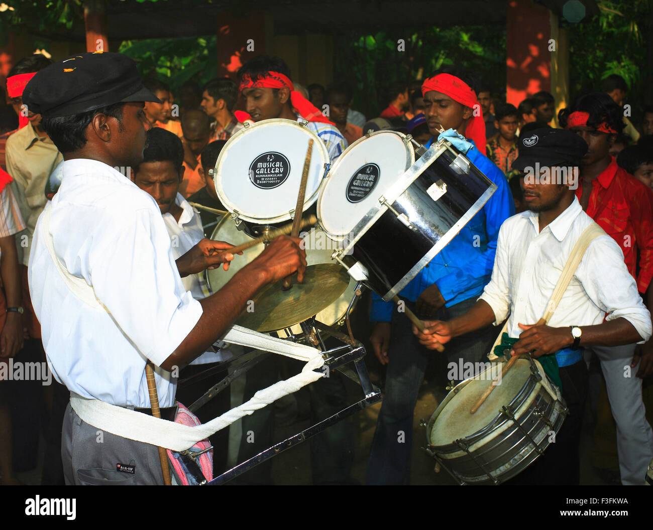 Hombres tocando instrumentos musicales fotografías e imágenes de alta  resolución - Alamy