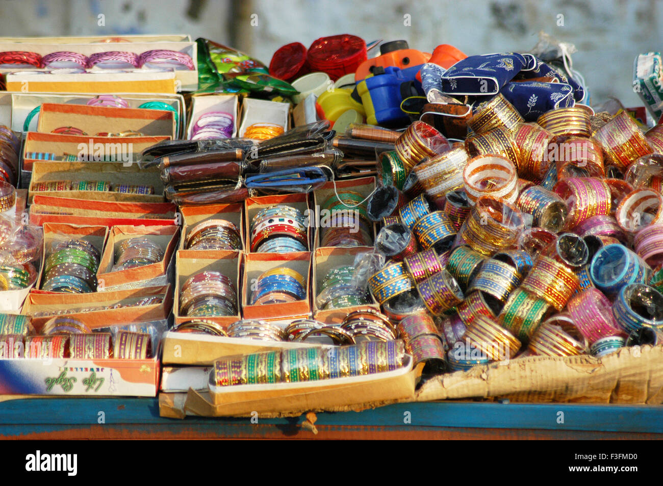 Pulseras de vidrio y de plástico que se vende en Ujjain, Madhya Pradesh, India ; Foto de stock