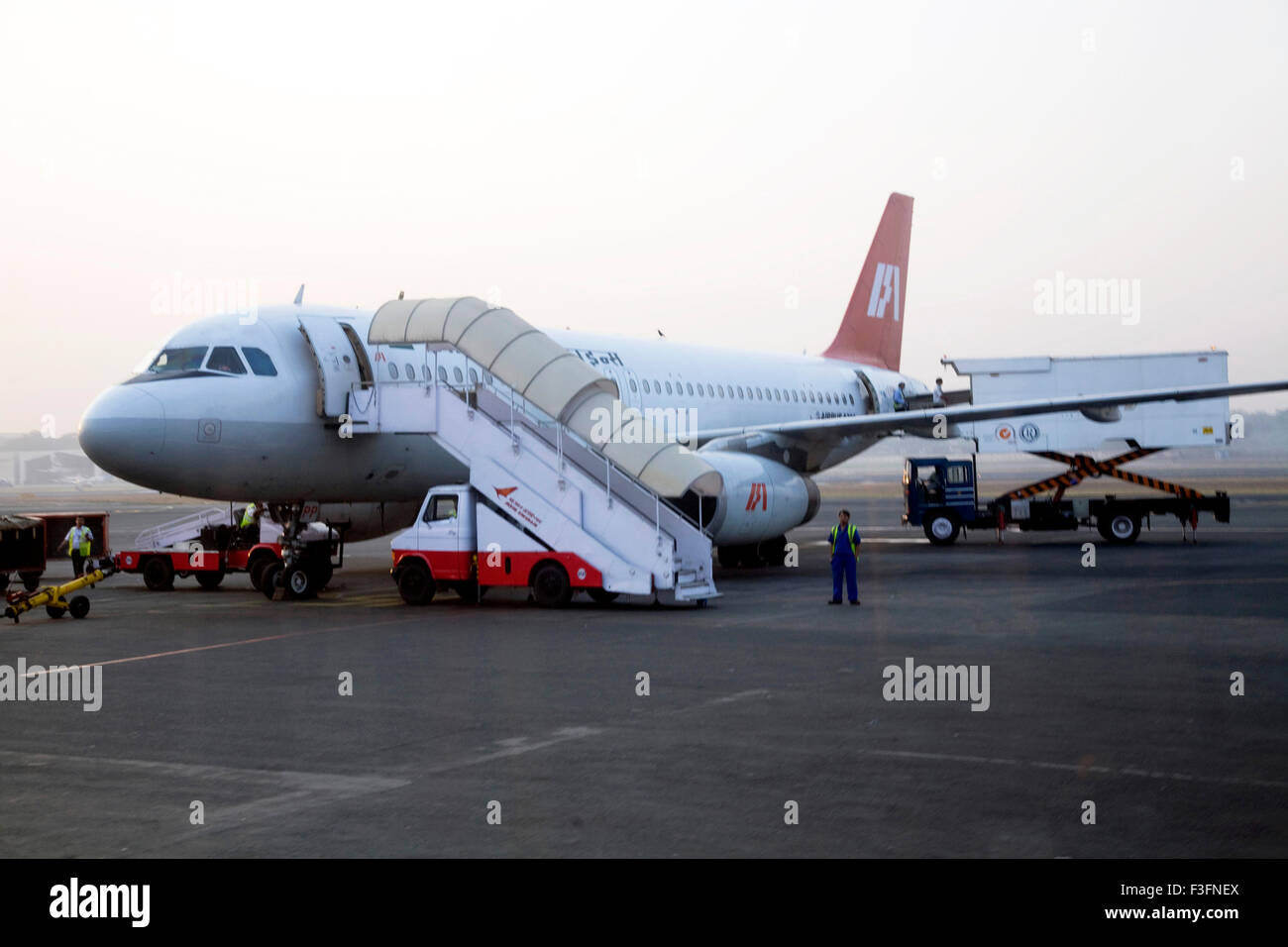 Vuelo de línea aérea india se prepara para despegar en la pista en Chattrapati Shivaji Terminal ; Santacruz Mumbai Maharashtra ; Foto de stock