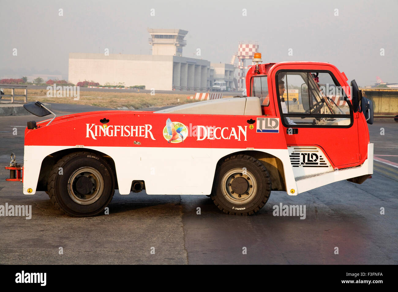 Empujar el vehículo del rey pescador deccan ltd. en modo run ; Chattrapati Shivaji Terminal ; Santacruz Mumbai Foto de stock
