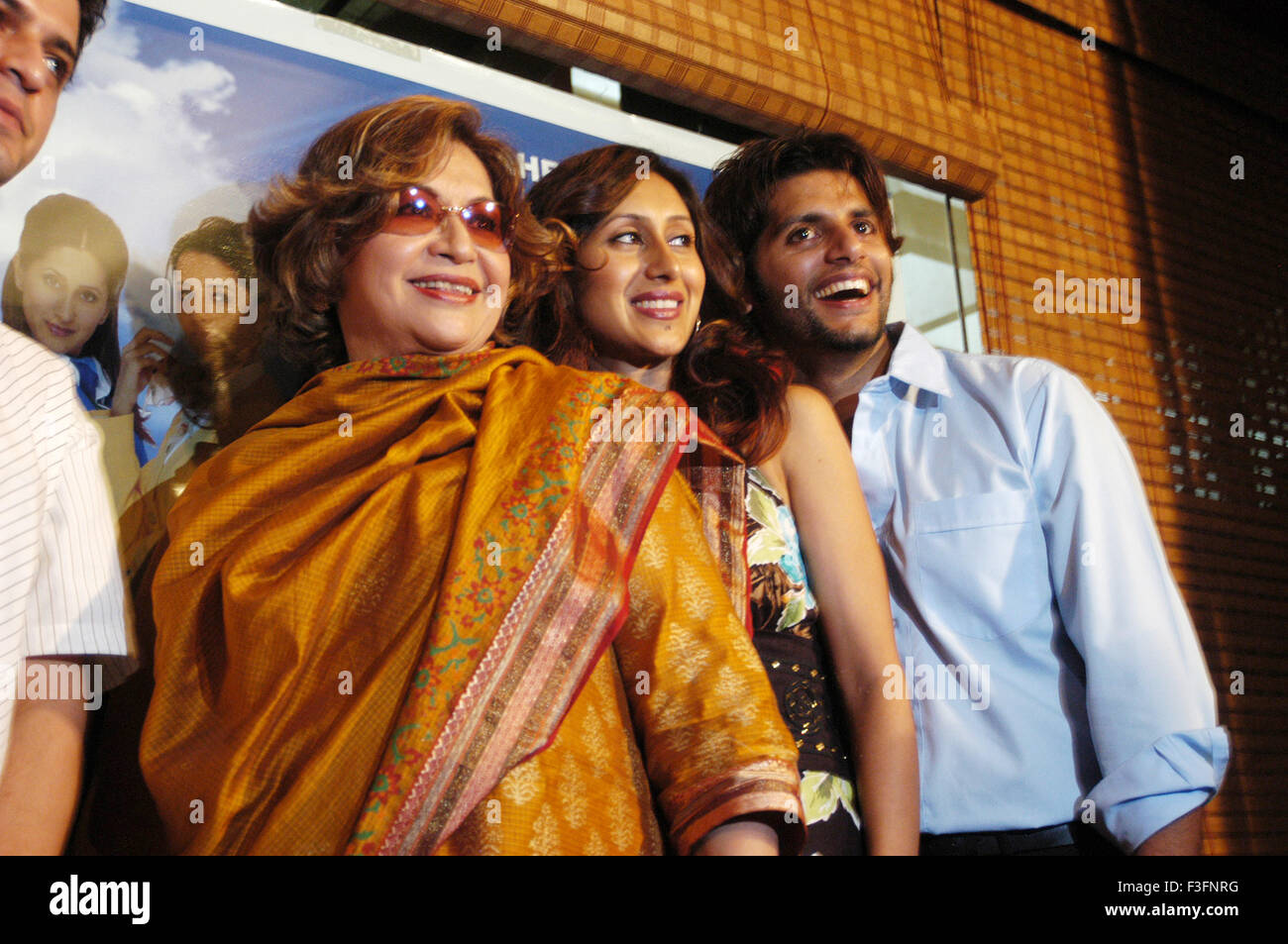 Bollywood actriz India Helen Richardson Khan posando para las fotos con el reparto de su obra, Bombay, Mumbai, Maharashtra, India, Asia Foto de stock