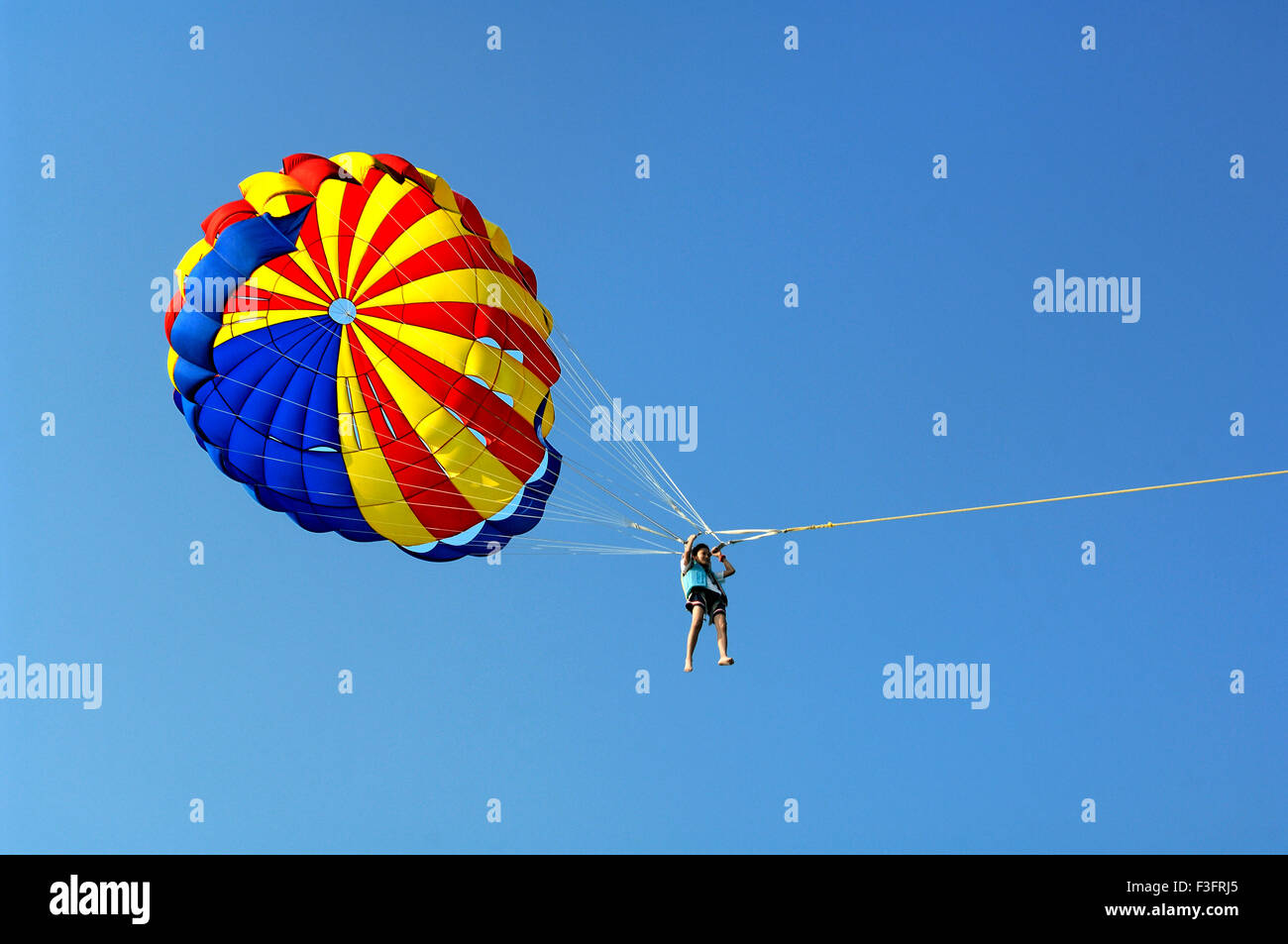 Parapente Tricolor contra el cielo azul deportes acuáticos Parasailing  Parasailing Pattaya Tailandia ; ; El Sudeste asiático Fotografía de stock -  Alamy