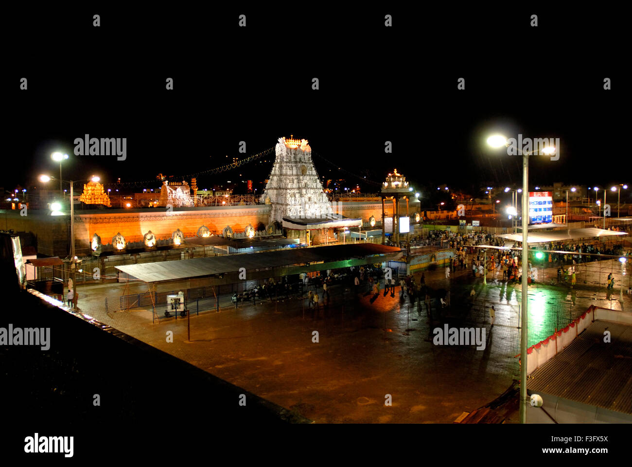 Señor Venkateshvara iluminada (Templo) en Tirumala Balaji Tirupati ; ; ; de Andhra Pradesh India Foto de stock