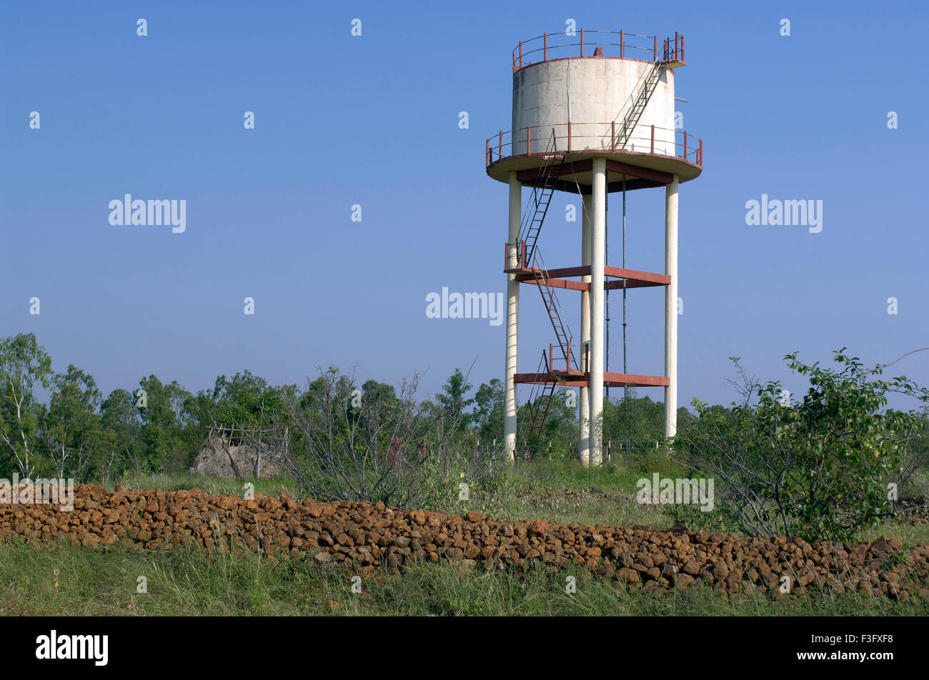 Sobrecarga Swajaldhara capacidad 75000 litros de agua potable a cerca de Pune Ralegan Siddhi ; ; Maharashtra India Foto de stock
