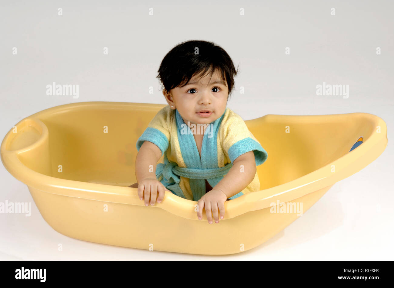 Bebé jugando en la bañera amarilla ; MR Fotografía de stock - Alamy