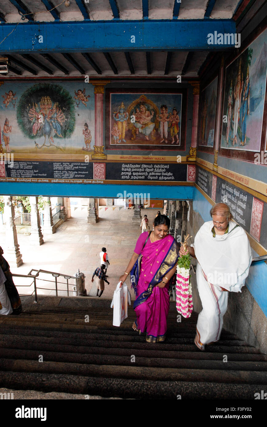 Los devotos subir 60 escalones Swamimalai ; ; ; de Tamil Nadu, India Foto de stock
