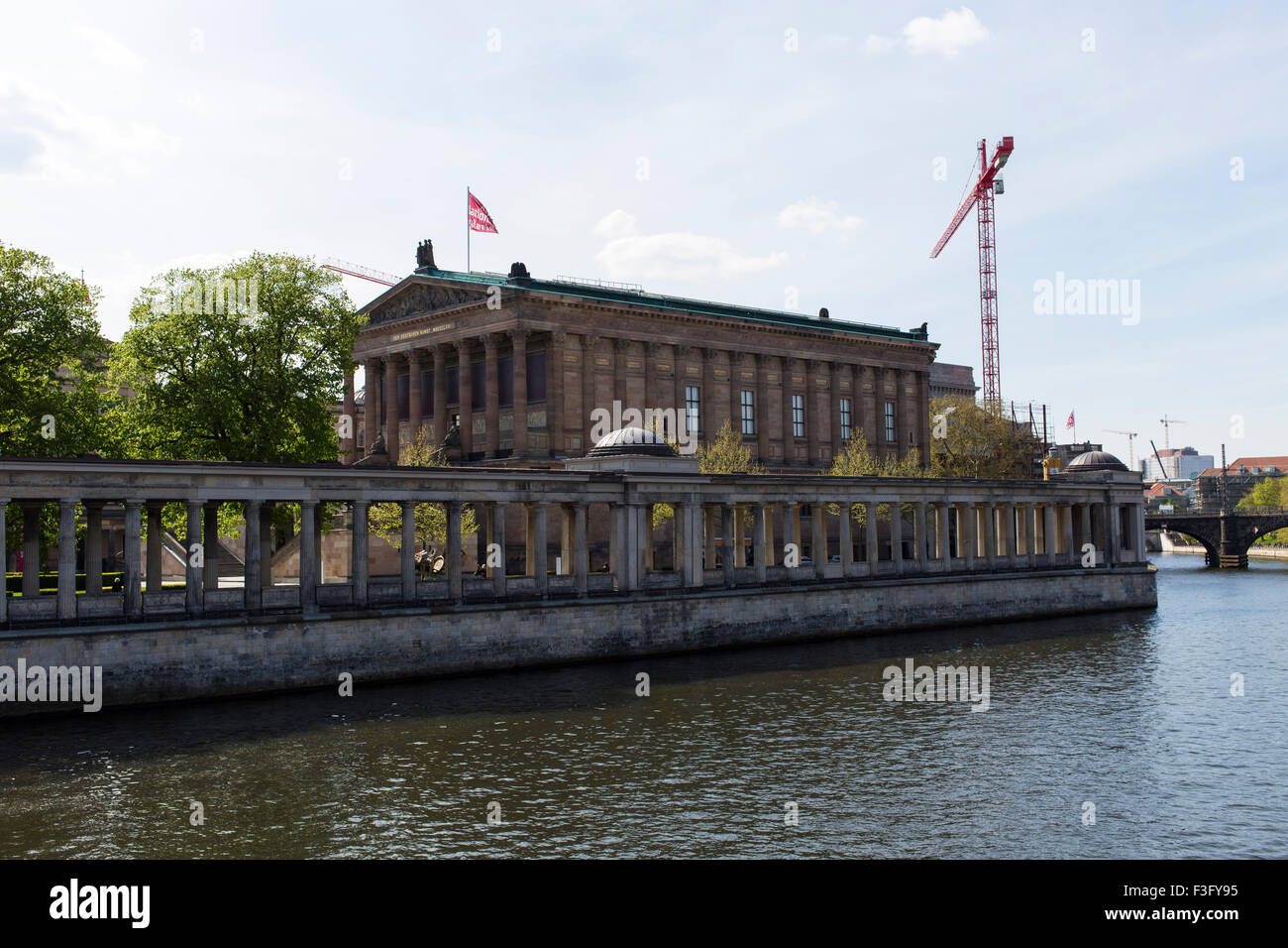 La Alte Nationalgalerie en el Museo de la isla visto desde el río Spree en Berlín. Foto de stock