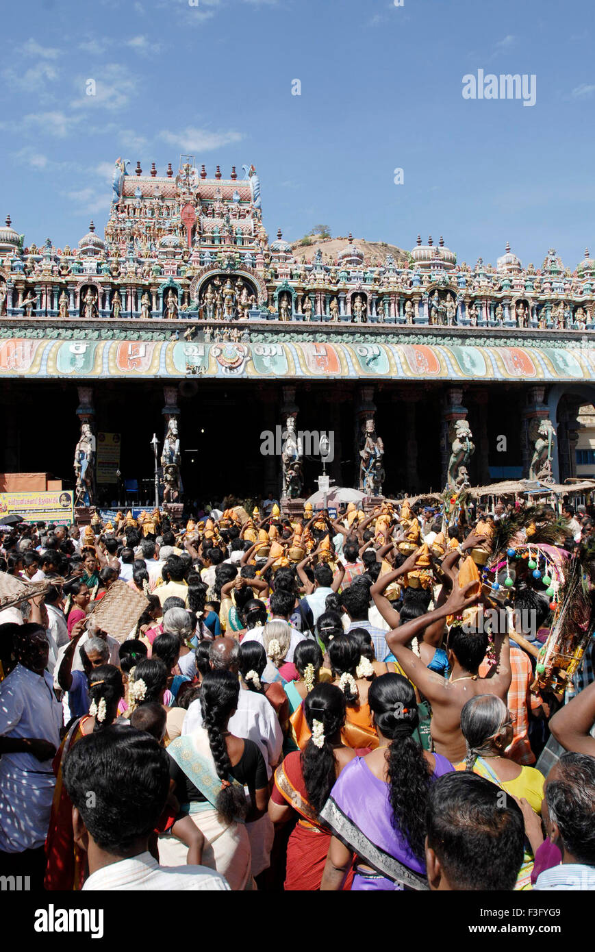 Subrahmanya Swami templo con multitud de Vaikasi festival Tirupparankundram Visakam día ; ; ; de Tamil Nadu, India Foto de stock