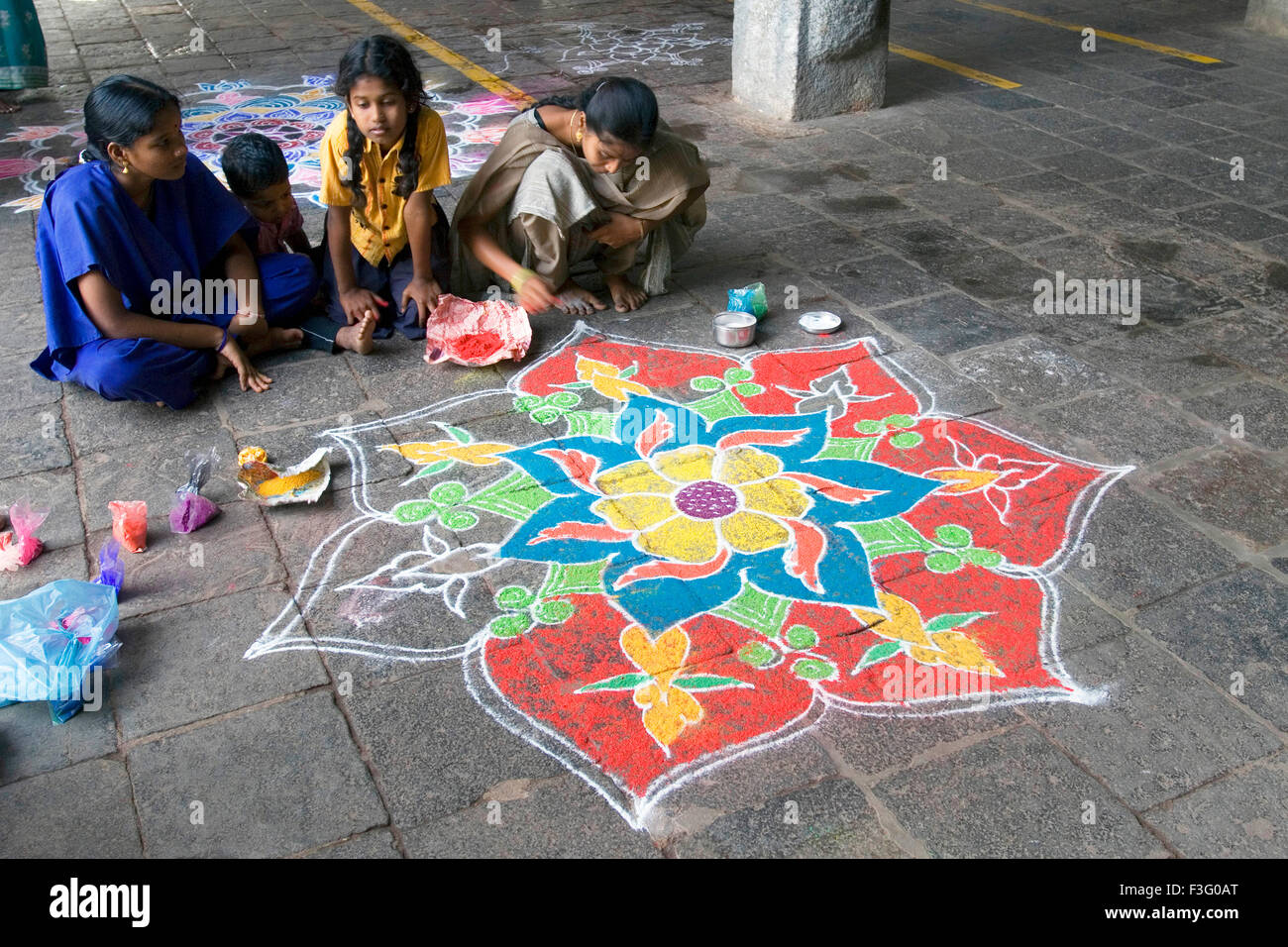 Kolam auspiciosa arte de decorar los patios de los templos de Tamil