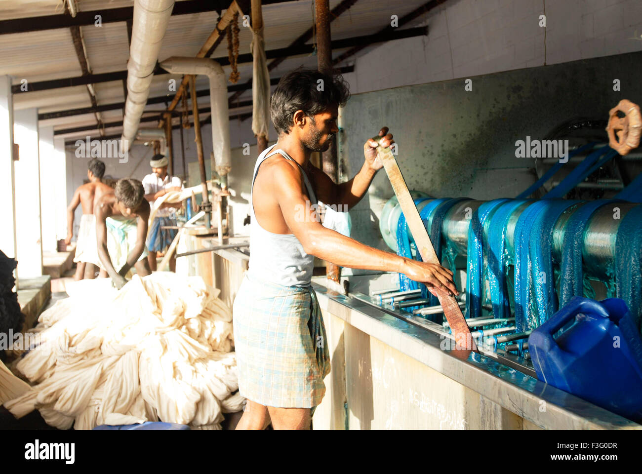 Teñido de tela ; máquina vieja de teñido de cabrestante ; fábrica de ropa ; Tirupur ; Tamil Nadu ; India Foto de stock