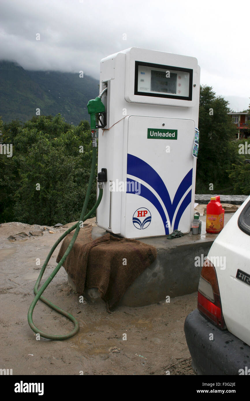 Bomba de gasolina HP ; bomba de gasolina ; dispensador de combustible ; dispensador de gasolina ; valle de Bipasha ; Manali ; Rohtang ; Himachal Pradesh ; India ; Asia Foto de stock