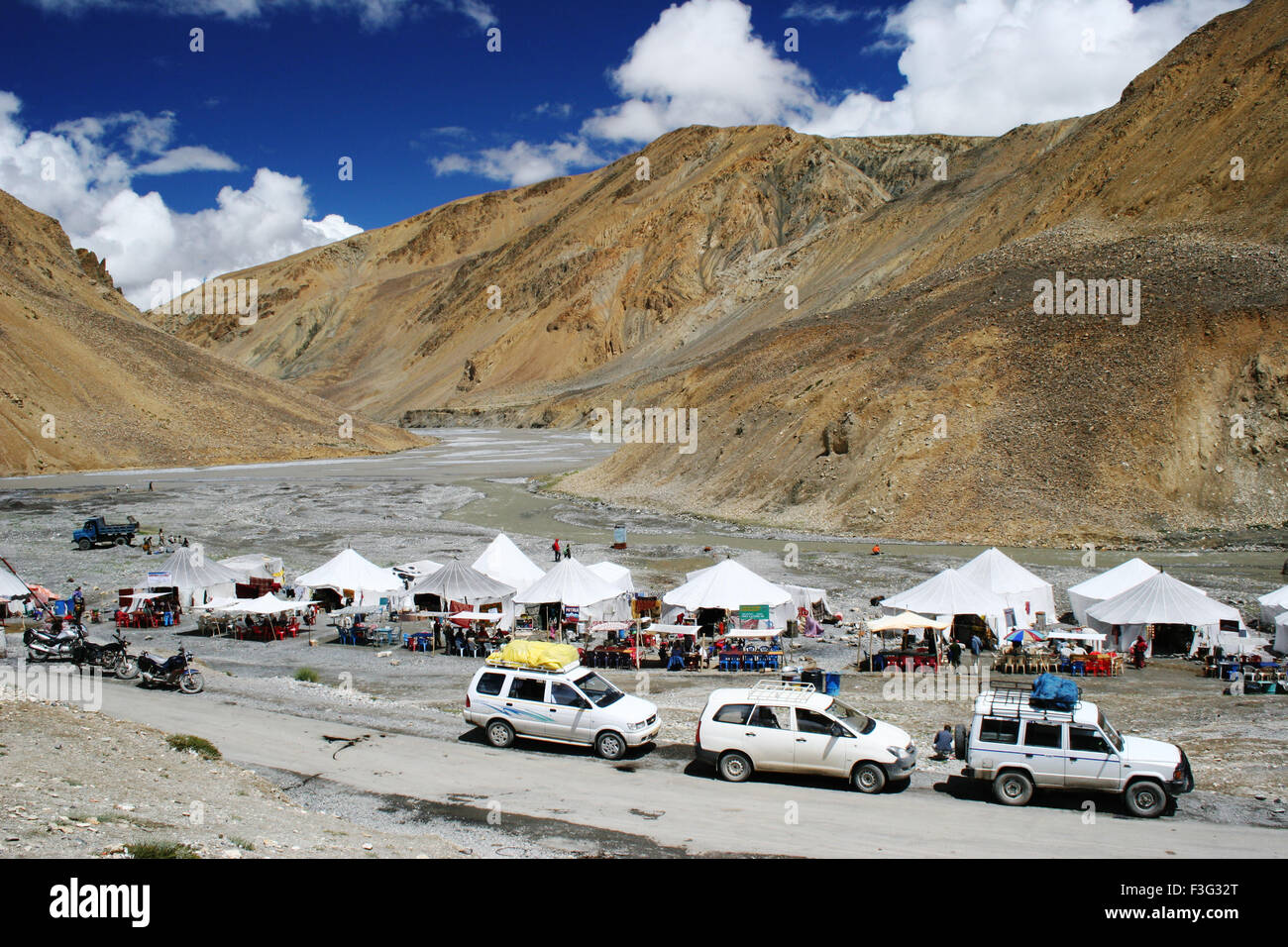 Montañas circundantes carpa sitio en Pang (Alt. 4630 mt.) Ladakh ; ; ; Jammu y Cachemira india Foto de stock