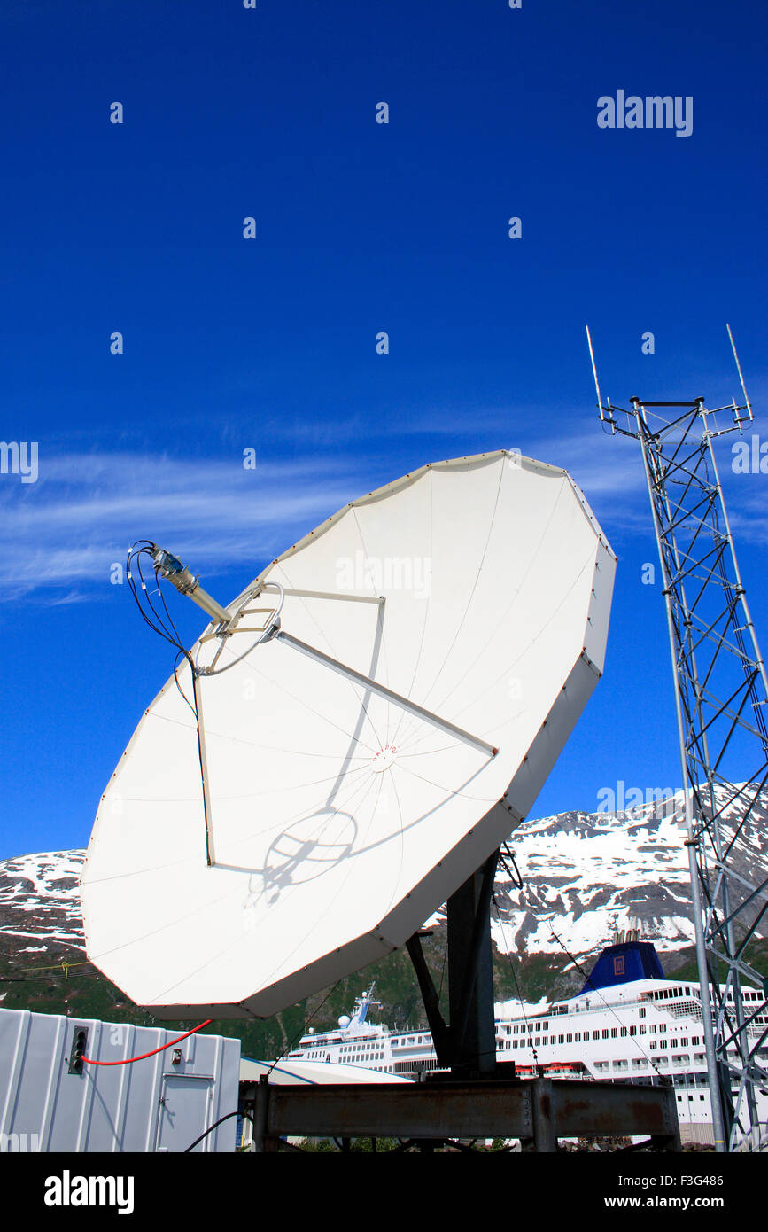 Antena parabólica ; Whittier, Alaska ; ; ESTADOS UNIDOS Estados Unidos de América Foto de stock