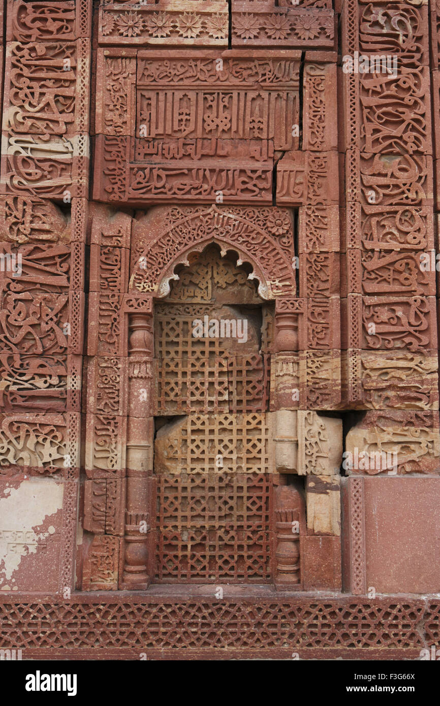 Ornamentación islámica de Qutb Minar complejo construido en piedra arenisca roja 1311; Indo arte musulmán ; Delhi Foto de stock