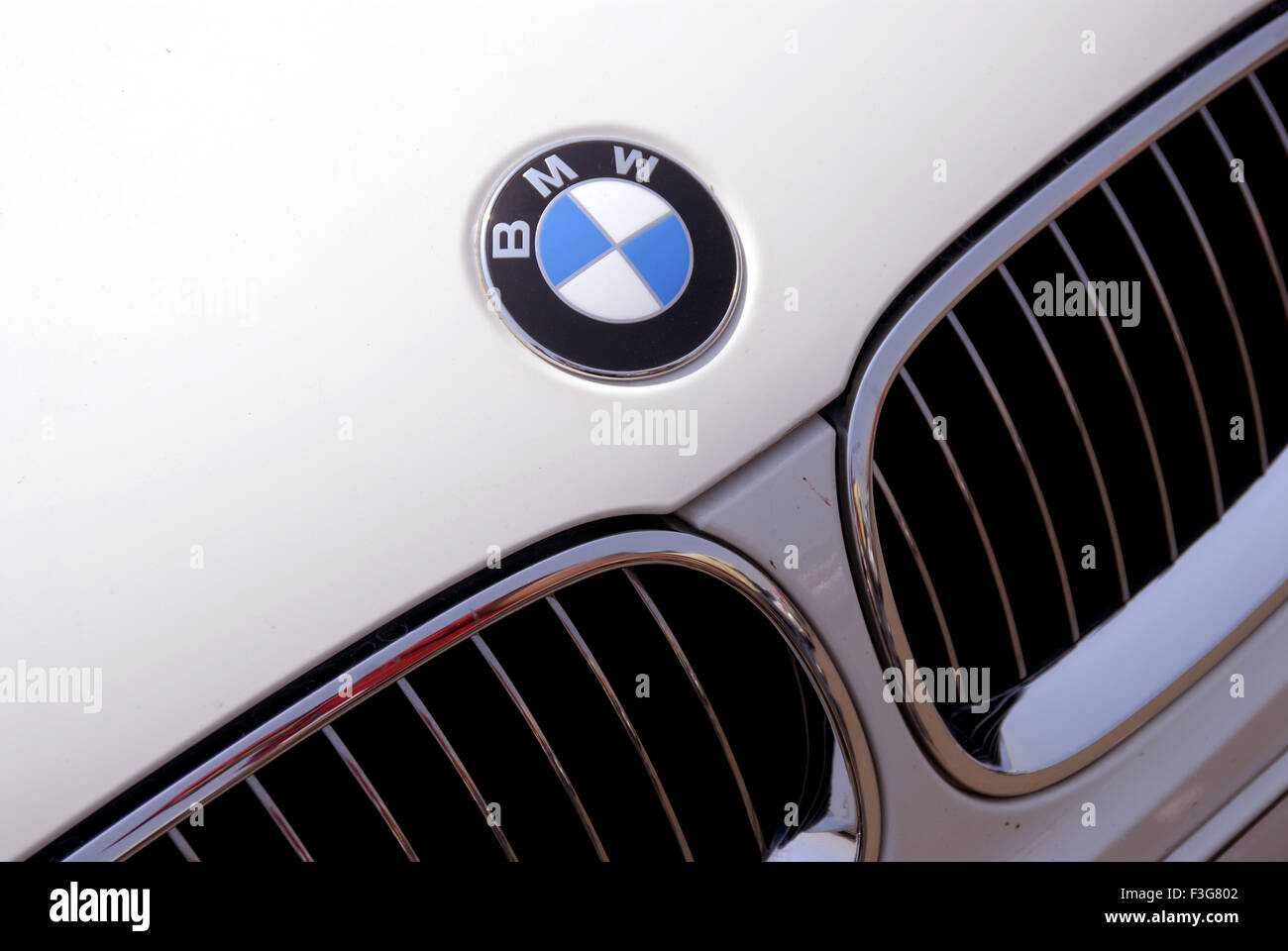 Color blanco de lujo BMW car estrecha ups de emblema ; ; Maharashtra India Foto de stock