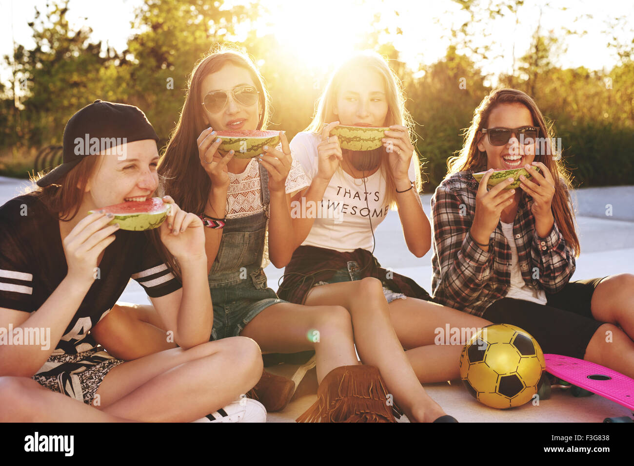 Las adolescentes colgando en un parque en una noche de verano Foto de stock