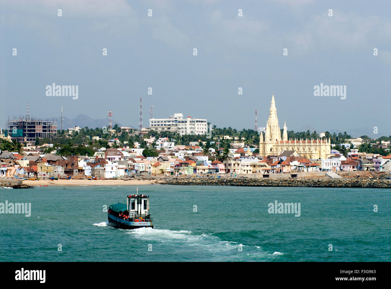 Nuestra Señora de la merced iglesia ; ; hoteles casas de pueblo ; servicio de ferry y la costa de Kanyakumari ; de Tamil Nadu, India ; Foto de stock
