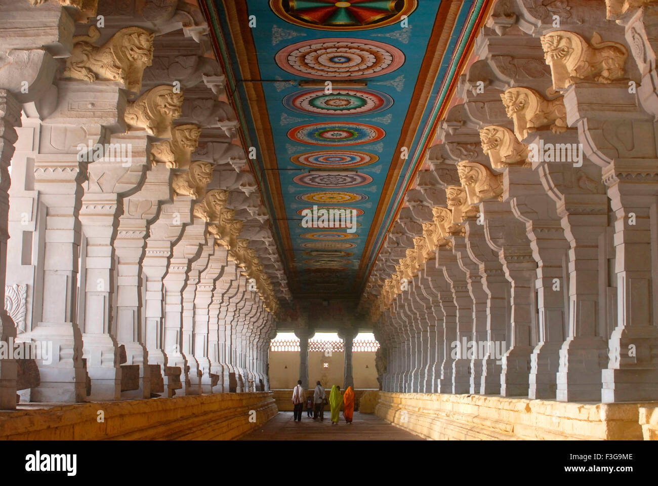 Ricamente decorado magnífico corredor en templo de Rameswaram ; Char Dham ; ; de Tamil Nadu, India Foto de stock