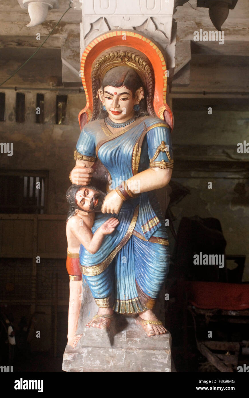 Ricamente tallada y pintado de colores vivos en la escultura del hombre que llevaba 9 yardas sari, en el templo de Rameswaram ; Char Dham ; Tamil Nadu Foto de stock