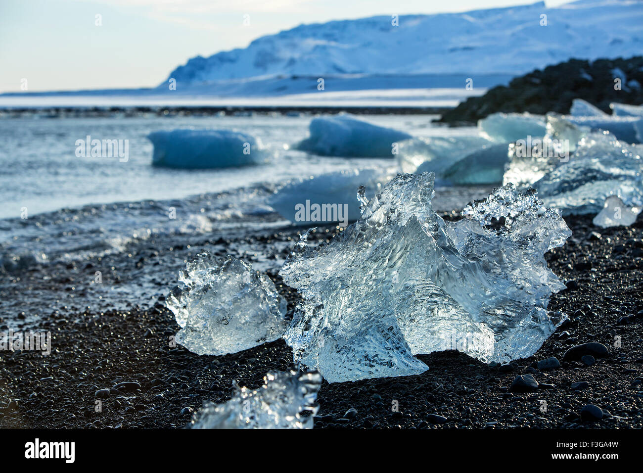 Bloques de hielo a la Laguna glaciar Jokulsarlon en Islandia, el invierno Foto de stock