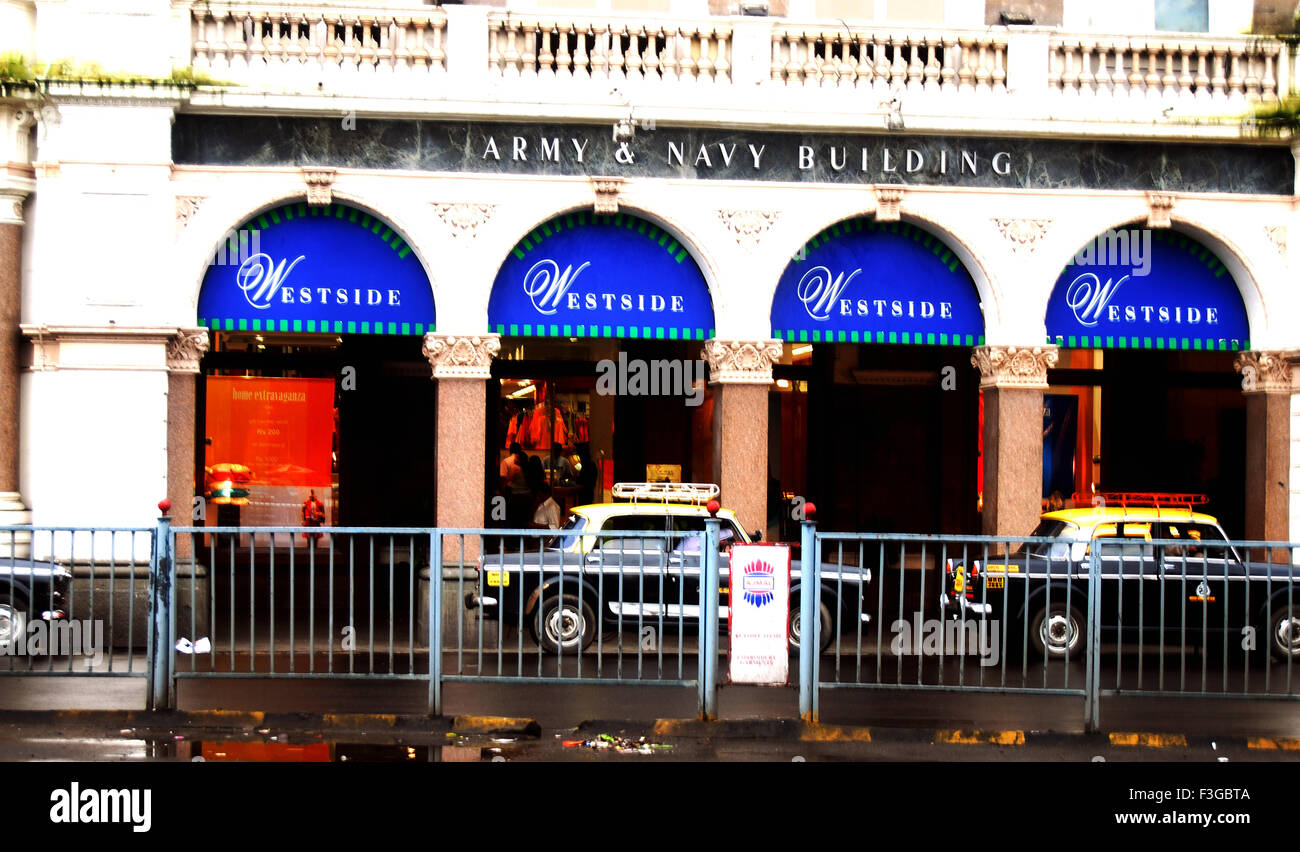 El ejército y la Armada almacena en edificio patrimonial ; cerca de Kala Ghoda ; ; ; Maharashtra Bombay Bombay India Foto de stock