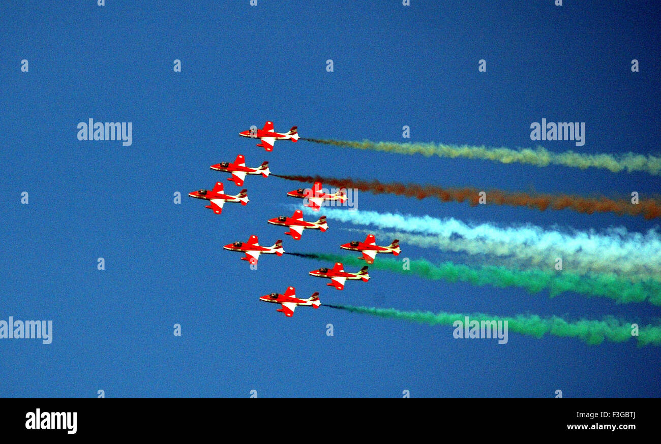 Team Surya Kiran aviones volando en formación agua del mar Arábigo dejando fuma colorido show de la Fuerza Aérea de la India Foto de stock