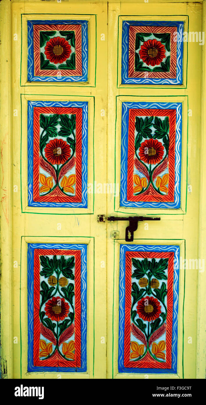 La longitud completa de la puerta de madera decoradas y pintadas Foto de stock
