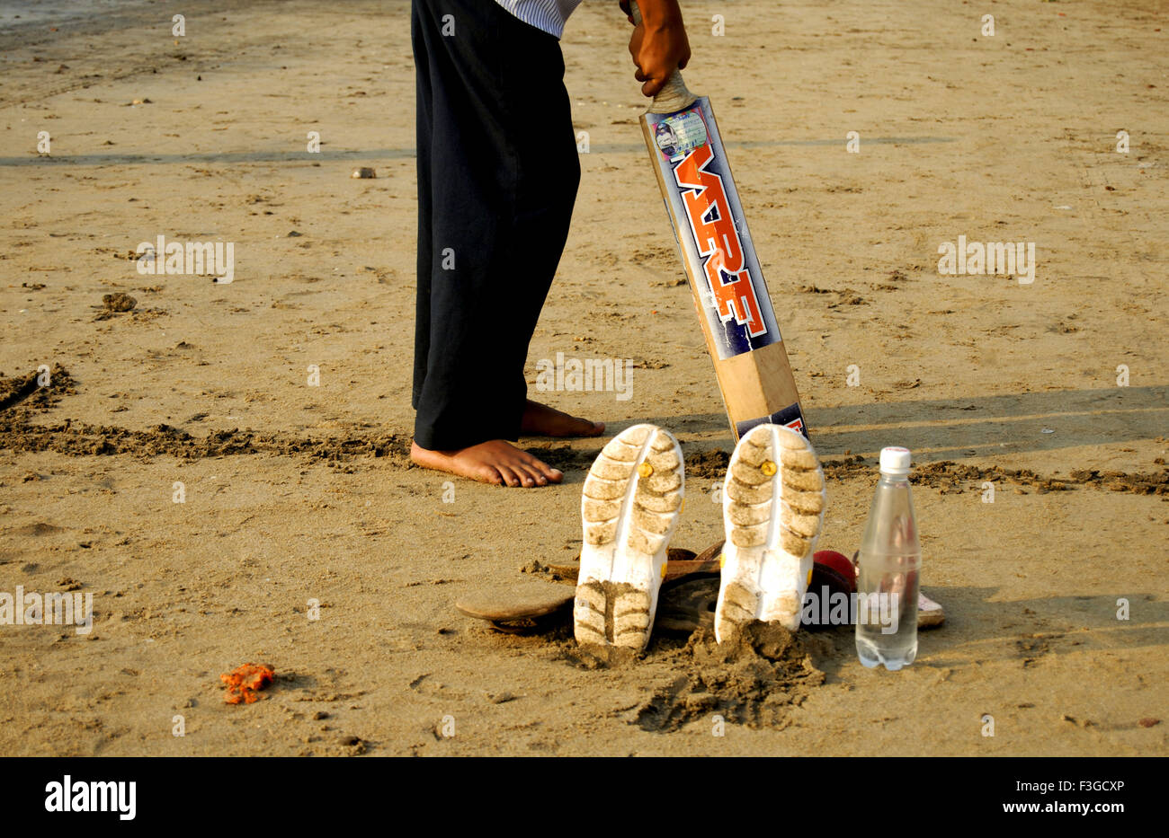Cricket jugado por niños en la playa Foto de stock