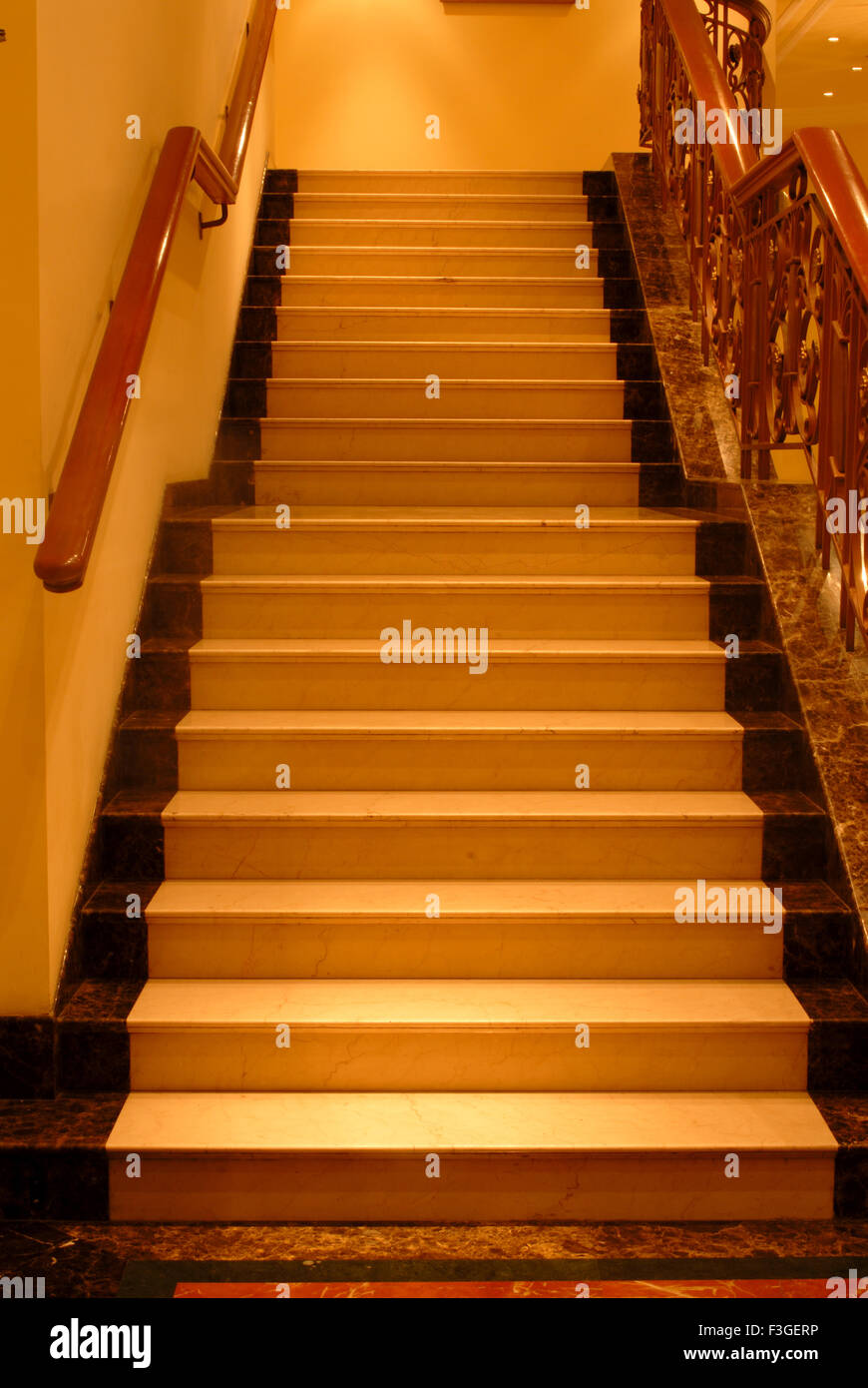 Barandilla de escalera interior; ; plancha grill pintados con color marrón dorado ; ITC Hotel Sheraton; Bombay Bombay Foto de stock