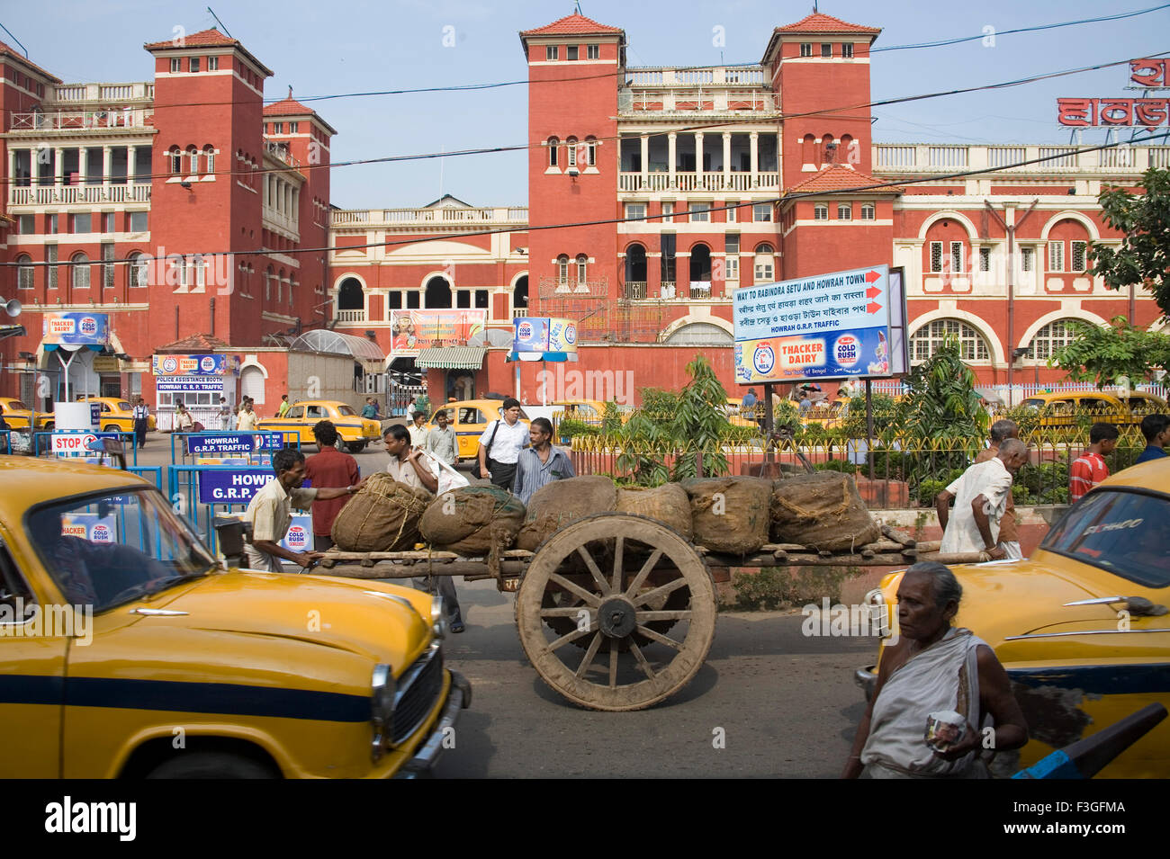 Estación de tren Howrah ; Street Scene ; CALCUTA Calcuta ; en Bengala Occidental, India ; Foto de stock