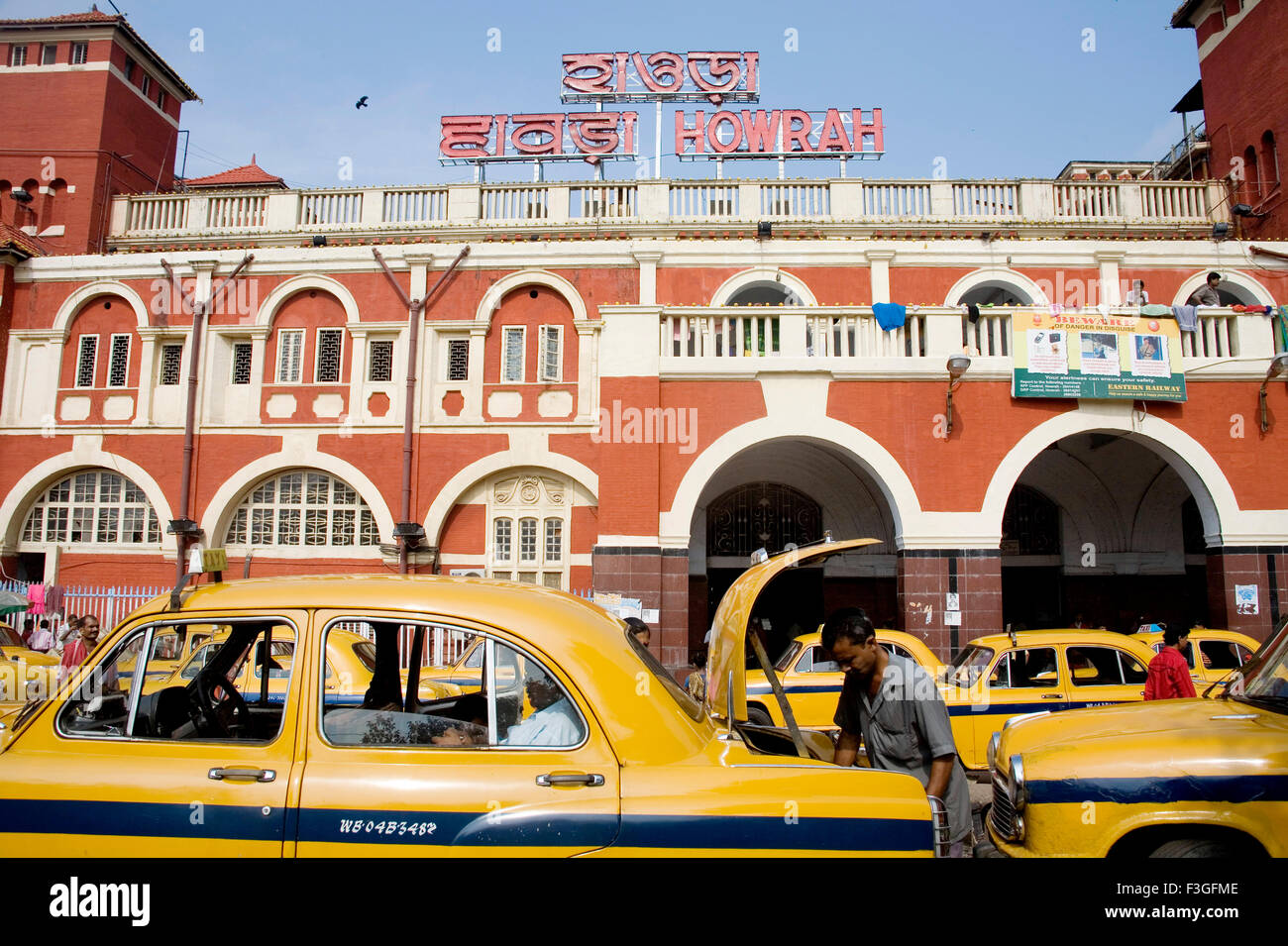 Estación de tren Howrah ; Street Scene ; CALCUTA Calcuta ; en Bengala Occidental, India ; Foto de stock