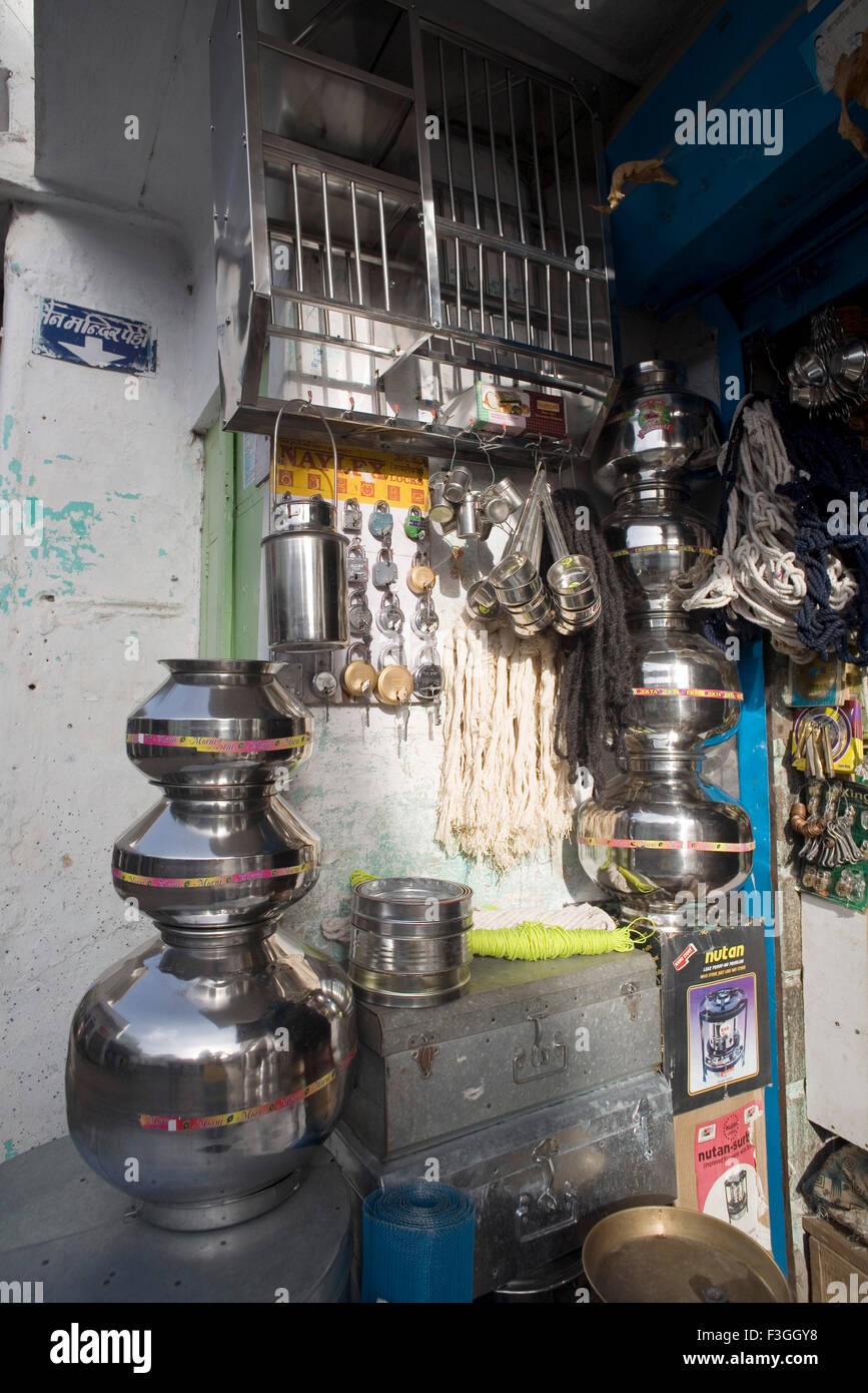 Pequeña tienda de utensilios de cocina metálicos ; Village Delwada ; ; ; Rajasthan India Udaipur Foto de stock