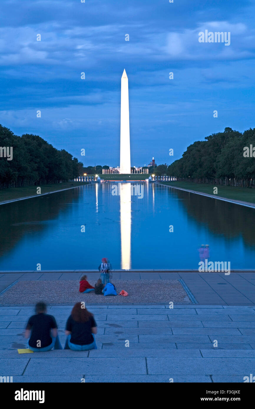A 555 metros de altura se eleva por encima del monumento a Washington, el Mall en Washington DC, EE.UU. Estados Unidos de América Foto de stock