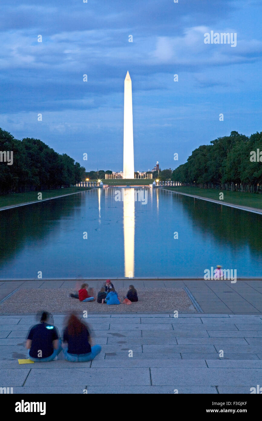 A 555 metros de altura se eleva por encima del monumento a Washington, el Mall en Washington DC, EE.UU. Estados Unidos de América Foto de stock