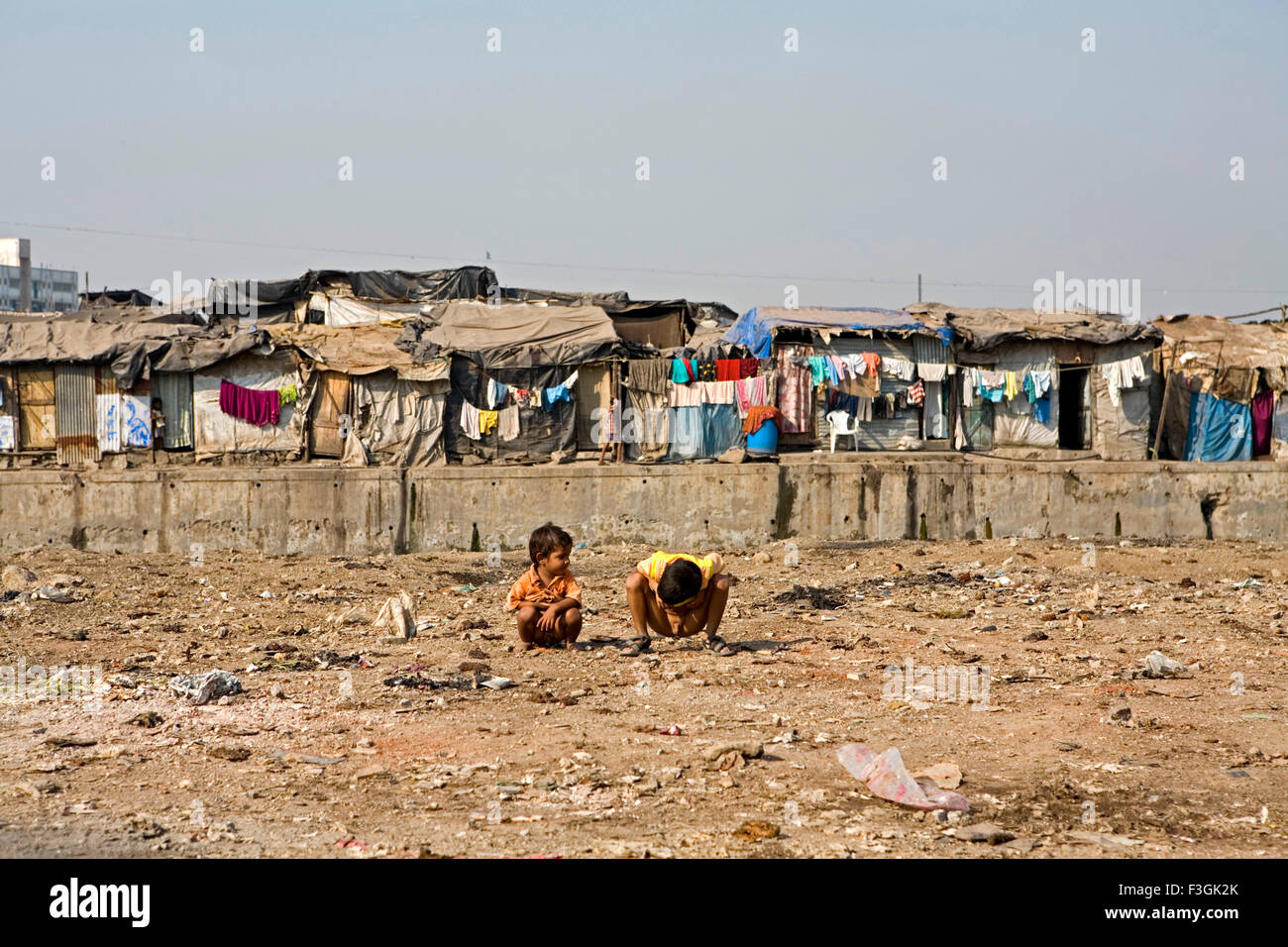 Los niños de los barrios de tugurios que rodean desfiguración mediante área como abrir wc ; ; ; Maharashtra Bombay Bombay India Foto de stock