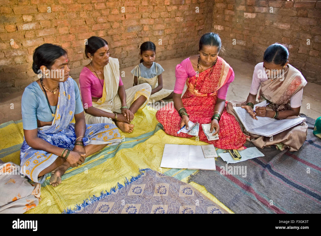 Las mujeres tribales que participan en la actividad de micro crédito financiar su aportación ; Thane Mumbai Foto de stock