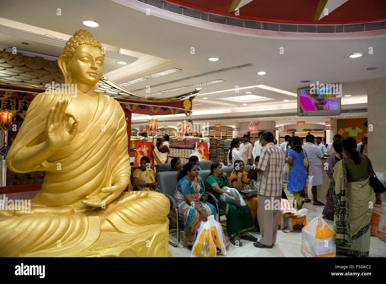 Interior del centro comercial con la estatua de Buda, parte de la decoración para atraer clientes ; ; ; Chennai Tamil Nadu, India Foto de stock