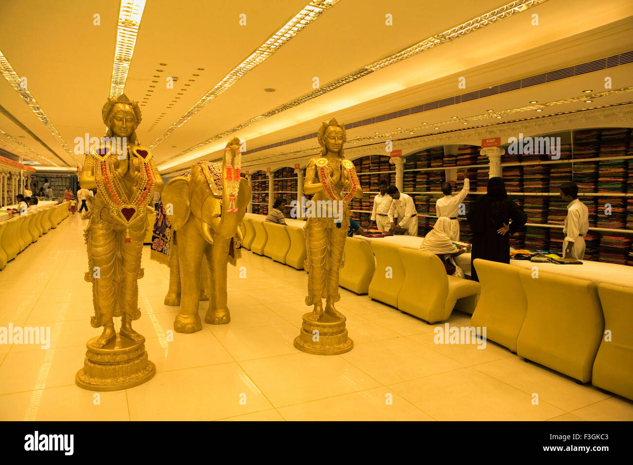 Interior del centro comercial con estatuas de dos mujeres y el elefante parte de la decoración para atraer clientes ; Chennai Foto de stock