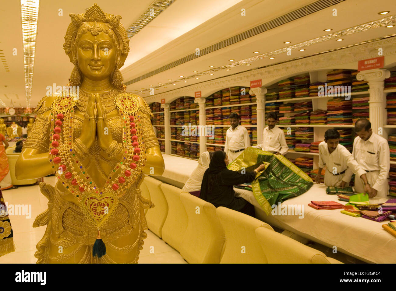Interior del centro comercial con la estatua de la mujer parte de la decoración para atraer clientes ; ; ; Chennai Tamil Nadu, India Foto de stock